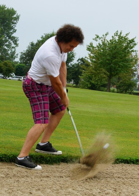 Der Paradiesvogel verwechselt manchmal Golfspielen mit "Sandspielen".