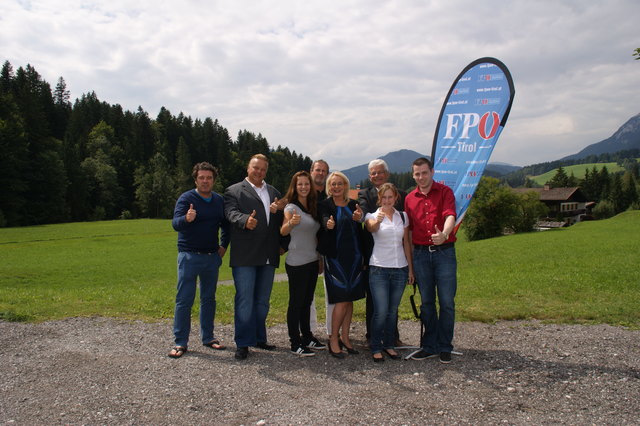 Carmen Gartelgruber (5.v.l.) und Robert Wurzenrainer (2.v.l.) führen die FPÖ-Liste für den Wahlkreis an.