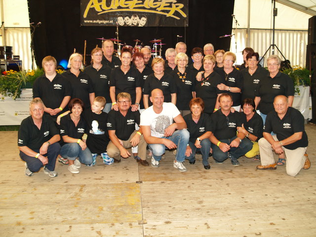Udo Wenders mit seinem Fanclub aus dem Südburgenland vor dem Auftritt in Rauchwart.