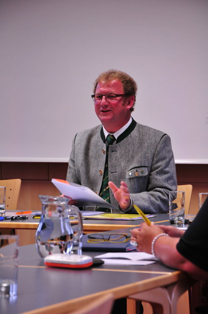 Bgm. Gerhard Schütter begründet den prognostizierten Abgang von 300.000 Euro im vorgelegten Haushaltsvoranschlag als "Sicherheitsmaßnahme" um keine bösen Überraschungen am Jahresende zu erfahren.