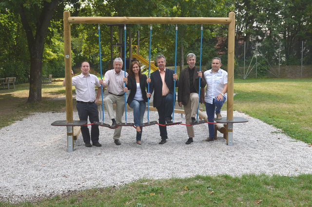 Christoph Haslmayr (Dienststellenleiter Stadtgärtnerei), Vizebürgermeister Bernhard Wieser, Birgit Lang (World Vision), Gemeinderat Klaus Hoflehner, Michael Philipp (OBRA) und Thomas Baumann (Stöttner) überzeugen sich von der Qualität der neuen Spielgeräte (v.l.).