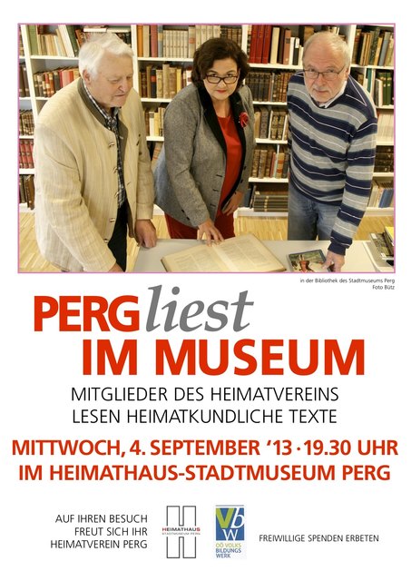 Perg liest im Ambiente der Bibliothek des Heimathauses