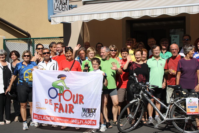 Die 30 Teilnehmer der "Tour de Fair" 2013 vor dem Weltladen in St. Veit