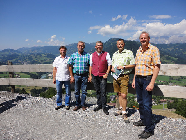 Anton Rohrmoser (Wegobmann Stv. Weggenossenschaft Sternhof), Albin Gschwandl (TVB-Obmann Sankt Johann-Alpendorf), Dr. Josef Schwaiger (Landesrat für Land-, Forst-,Wasserwirtschaft und Energie), Ing. Wolfgang Hettegger (Vorstand der Alpendorf Bergbahnen AG), Rupert Weitgasser (Wegobmann Weggenossenschaft Sternhof). | Foto: Foto: ABB