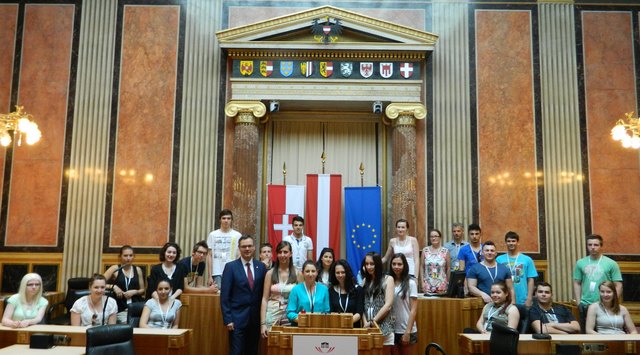 Die HAK Wörgl bei ihrem Besuch im Wiener Parlament im vergangenen Juli. NR Josef Lettenbichler freute sich über den Tiroler Besuch im Hohen Haus und diskutierte mit den Schülerinnen und Schülern ausführlich über die aktuelle Bundespolitik.