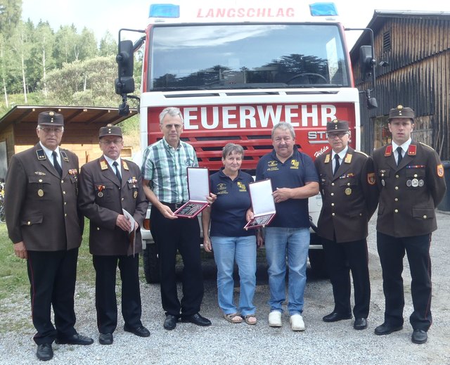 Kdtstv. Laister Sigmund, Notar Dr. Romstorfer, Dr. Kosesnik-Wehrle, Dr. Karlusch, Bgm. Gottsbachner, Kdtstv. Eder Mario, Fahrzeugpartin Wandl Hilda, Kdt. Wandl Herbert (v.l.).