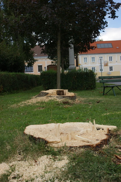 Beim Kriegerdenkmal kam die Motorsäge zum Einsatz.