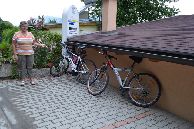 Fahrräder werden oft an die Hausmauer Inge Eders gelehnt und verstellen ihren Parkplatz