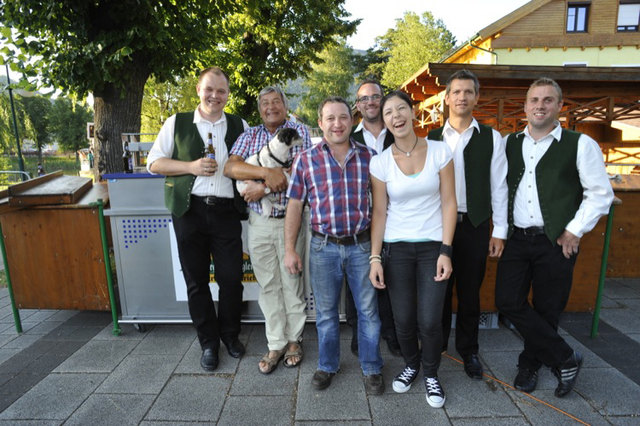 Wirt Franz Michäler und Tochter Kati mit Josef Stickler jun., Stefan Kindl, Helmut Hackl, Werner Strobl und Erwin Wanke.
