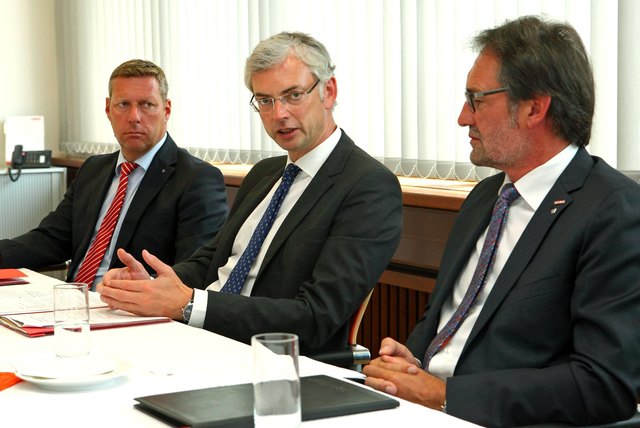 Wirtschaftsbund-Direktor OÖ, Wolfgang Greil, Wirtschafts-Landesrat Michael Strugl und Wirtschaftsbund-Bezirksobmann Reinhard Stadler (v.l.).