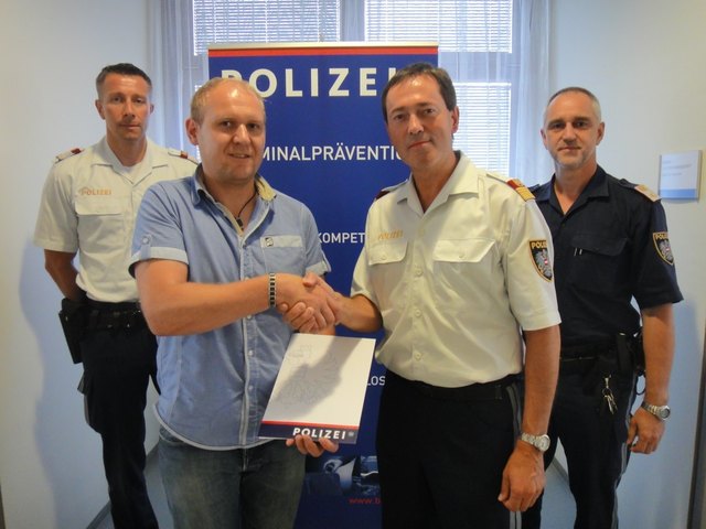 Für das couragierte Verhalten und die großartige Unterstützung bedankte sich Bezirkspolizeikommandant Franz Seebacher vor kurzem bei Thomas ÖLLINGER mit einer Dankesurkunde und einem kleinen Präsent. Mit im Bild auch die beiden an der Amtshandlung beteiligten Beamten Karl Haider (rechts) von der PI Kremsmünster und Ernst Ferstl von der PI Kirchdorf.