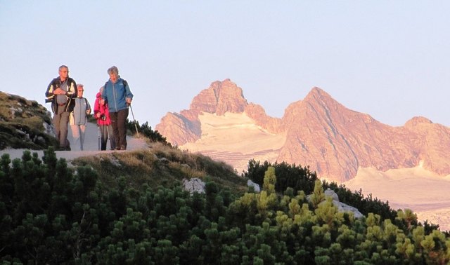 Eine unglaublich Stimmung erwartet die Wanderer beim Sonnenaufgang im Dachsteinmassiv.