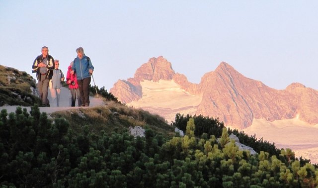 Eine unglaublich Stimmung erwartet die Wanderer beim Sonnenaufgang im Dachsteinmassiv. | Foto: Perstl