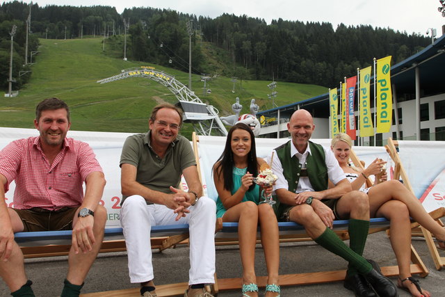 Freuen sich über die WM-Liegestühle (v.li.): Schafalm-Wirt Heinz Schütter, Planai-Hochwurzen Bahnen GF Georg Bliem, Bürgermeister Jürgen Winter mit den Marketing-Ladies der Planai-Hochwurzen Bahnen.