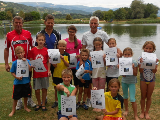 Das Trainerteam um Franz Inkret (hi. re.) mit den Klassensiegern des Duathlons