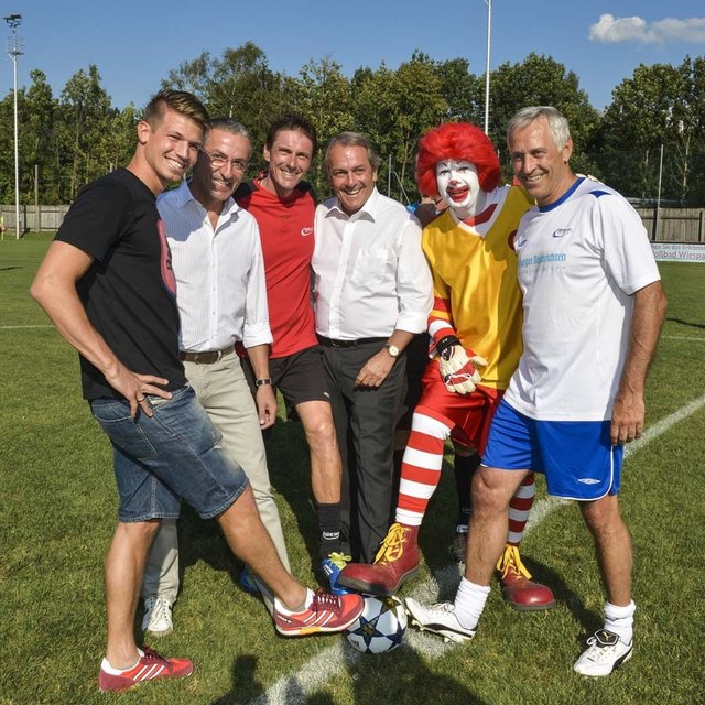 Viel Prominenz beim Anstoß vl. Fußballprofi ,,Franky" Schiemer, Bgm. Anzengruber, Veranstalter Roland Kurz, Raiffeisen-Direktor Holztrattner, Ronald MC Donald und Norbert Ebster