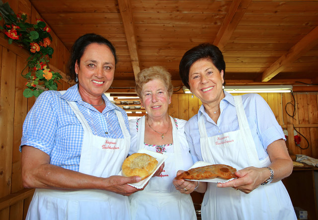 Am Stand der Kapruner Trachtenfrauen gab es leckere Bladln und Wuchtln. Im Bild: Anneliese Rachelsperger,Kathi Egger und Marianne Moreau