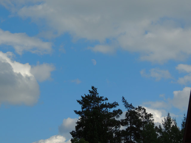 Noch schwach zu entdecken inmitten von Wolken - der Mond im zunehmenden Status 1