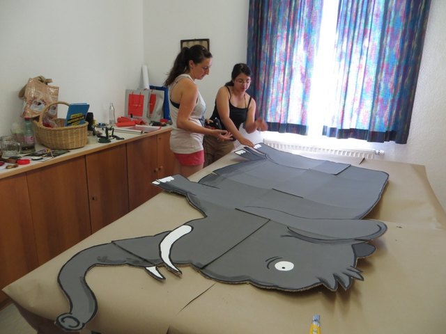 Manuela und Julia beim Anfertigen der Requisiten