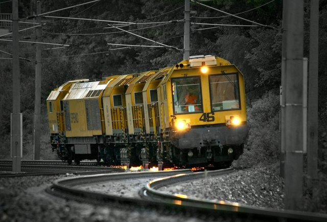 Der Schienenschleifzug der ÖBB ist in den nächsten Wochen in Tirol unterwegs.