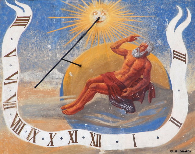 Aufgenommen oberhalb der Einfahrt zum Schloss Mühlbach am Manhartsberg. Die gemalte Sonnenuhr stellt den Gott Chronos dar. Chronos ist in der griechischen Mythologie der Gott der Zeit. Er versinnbildlicht den Ablauf der Zeit und auch die Lebenszeit.