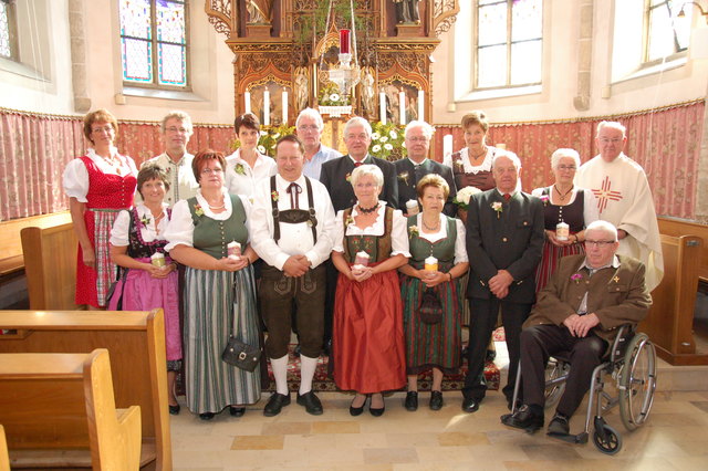 Die Jubelpaare mit Lisa Lehner (hinten links) und Pfarrer Franz Eschlböck (hinten rechts)