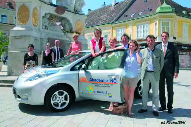Bei der Übergabe des Elektroautos v.l.n.r.: Gudrun Witoszek - Raiffeisen Leasing, Dipl.-Kffr. (Univ.) Katharina Olbrich - EVN, Mag. Wolfgang Illes, MBA - Wien Energie, Brigitta Sepia-Gürtlschmidt, MSc- ISL-Akademie NÖ, Dr. Petra Bohuslav - NÖ Landesrätin, Dr. Helga Krismer - Vize Bgm. Baden, Ing. Franz Gunacker - Vize Bgm. St. Pölten, Mag. Carmen Jeitler-Cincelli - Frau in der Wirtschaft Baden, Hermann Steininger, MSc - Bgm. St. Leonhard, DI Oliver Danninger – ecoplus
