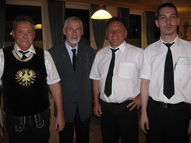 v.l.: Kompaniekommandant Helmut Bidner, Pfarrer Otto Schöpf, Bürgermeister Gottlieb Jäger und der Obmann der Pollinger Musik Daniel Moser.