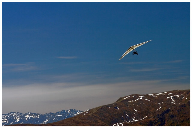 Ein Klick in das Foto öffnet die Galerie im Vollbildmodus.
Frühmorgendlicher Flug über dem Oberinntal. Die Höhendifferenz dieses Drachenfliegers beträgt hier bis zum Talboden mehr als 1.500m.
