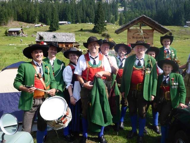 Die Telfer Schützenschwegler vor der Weißenbachalm nahe Bad Aussee.
