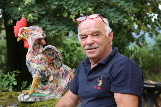"Oberhahn" Karl Heinz Reichhold aus Thalsdorf steckt mitten in den Vorbereitungen für das Bauern Backhendlfest
