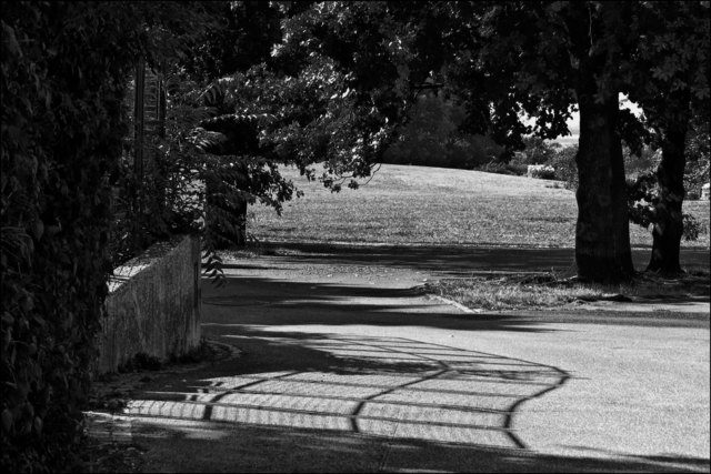 Es ist Geschmacksache, ob derartige Licht/Schatten-Spiele schöner in Schwarzweiß sind...
