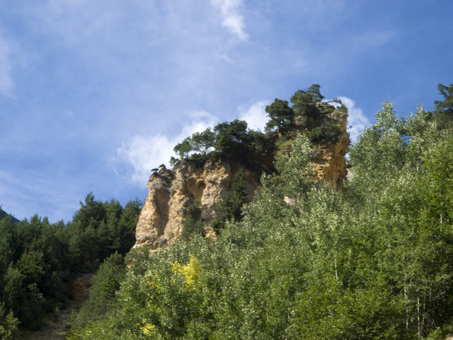 Ehemaliger '''Tuffsteinbruch''' oberhalb der schwefelhaltigen '''Wildbadquelle''' in Grins