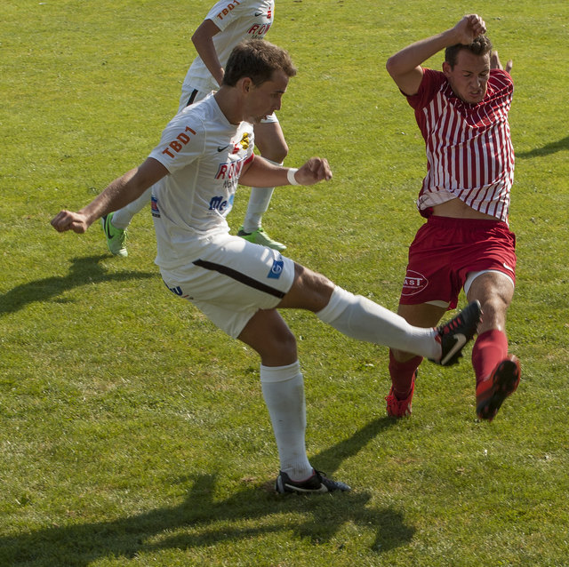 Alexander Machtlinger im Zweikampf mit einem Gegenspieler (1b-Mannschaft).