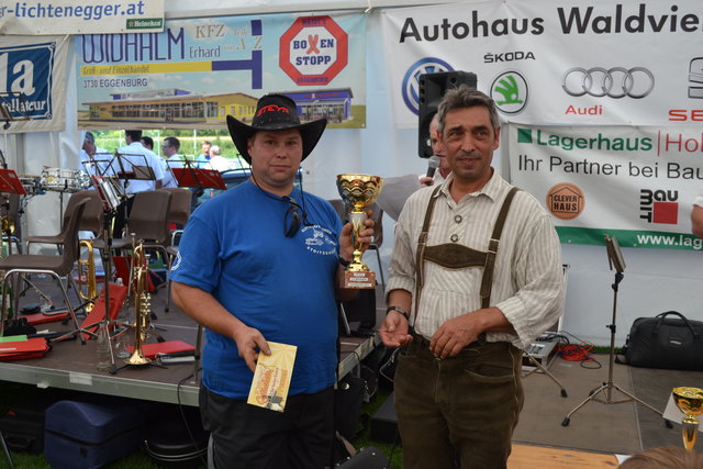 Franz Fiedler von den Stoitzendorfer Traktorfreunden übernahm den Pokal