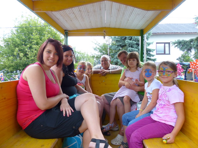 Eine Kutschenfahrt mit Karl Bauer (Mitte) machten Stefanie, Marcela, Caroline, Victoria, Florian, Sophia, Valentina und Allegra (v.l.n.r.).