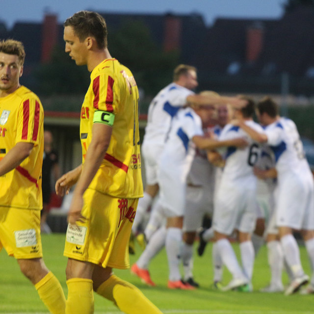 vorne enttäuschte Gesichter der Werndorfer, hinten jubeln die Spieler des FC Lankowitz.