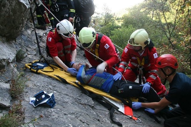 Rettungsleute und Florianis übten die komplizierte Rettung eines Kletterers aus dem Jammerwandl.