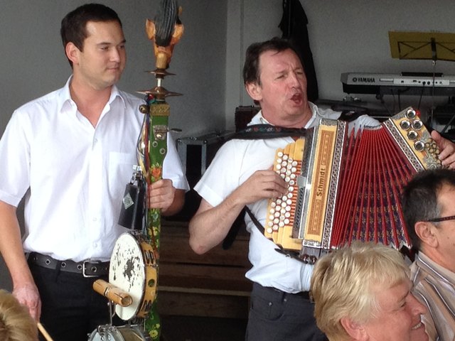 Matthias Halper und Gerald Janisch mit Teufelsgeige und Ziehharmonika