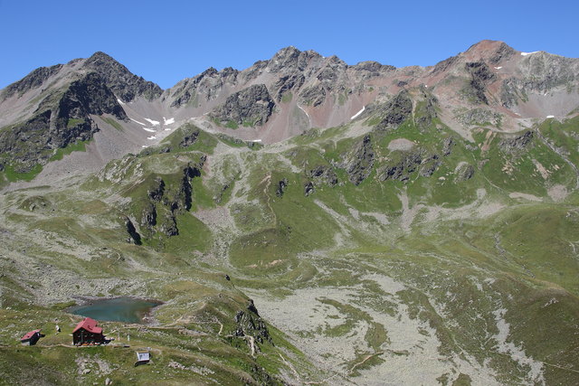 Traumhaftes Bergpanorama mit Niederelbe Hütte 2.310m und den Seßsee.