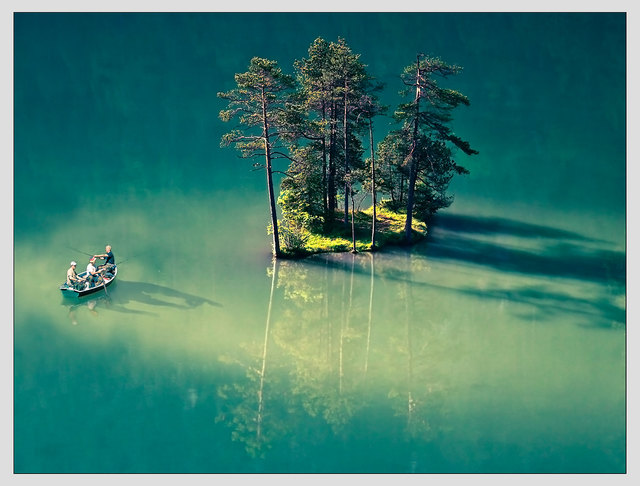 Fernsteinsee am frühen Morgen. Das 1. Beispielfoto für diese Gruppe. Auch wenn man es nicht glauben würde, es ist ein aus 2 Bildern komponiertes Foto. Wer derartige Fotos gerne macht, hat nun auch die Möglichkeit sich an einem dafür geeigneten Wettbewerb zu beteiligen. Siehe: http://www.meinbezirk.at/landeck/magazin/oesterreichweiter-digitaler-composingfotowettbewerb-mit-unterstuetzung-des-voeav-lv-tirol-d664094.html Copyright Ing. Günter Kramarcsik.