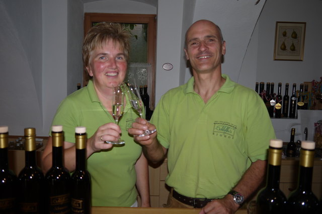 Paula und Karl Schloffer stoßen auf ihr gelungenes Fest an