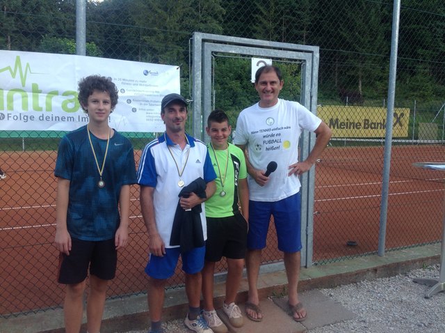 Ramin Madaini (r.) gratulierte Martin Scholz (Türnitz), Thomas Edtmaier und Pascal Pigall (St. Aegyd).