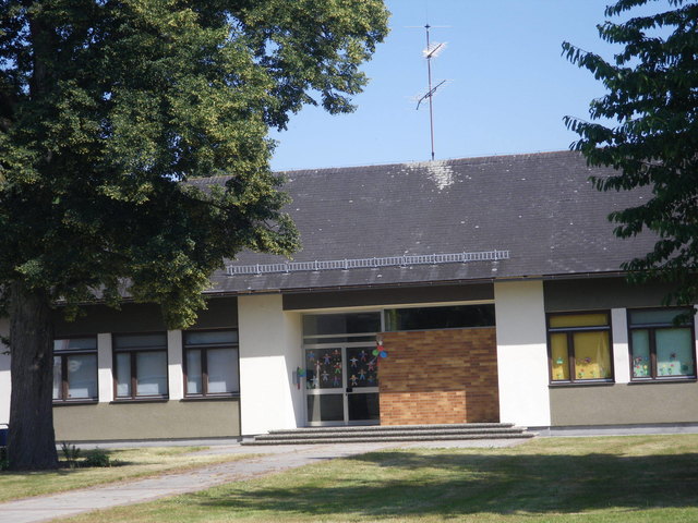 Dobersdorf und das seltsame Landesgesetz: Eine frisch sanierte, aber geschlossene Schule, in der unterrichtet werden soll.