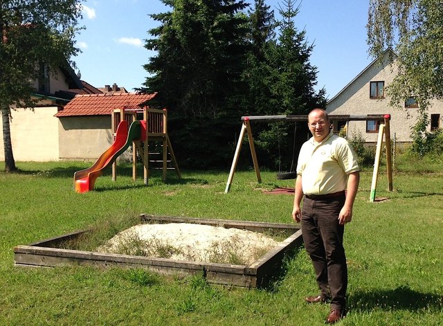Stadtrat Lukas Leitner beim Spielplatz in der Dechant Klein-Gasse: Diese Spielfläche gehört dringend saniert und adaptiert.