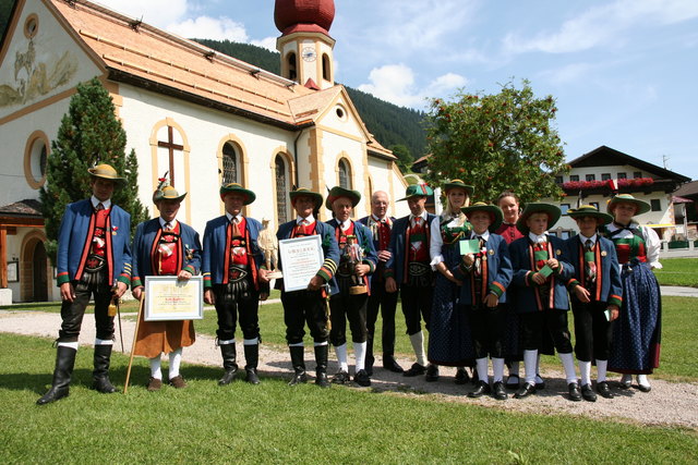von links: Hauptmann Christoph Weber, Bürgermeister Karl Kapferer, Obmann Werner Kofler, Ehrenhauptmann Günther Rauchenberger, Max Haselwanter, Bataillonskommandant Anton Pertl, Bürgermeister Martin Haselwanter, Jungschützenbetreuerin Marina Kranebitter, Andreas Ruetz, Martina Kirchmair, Florian Holzer, Fabian Haider, Annemarie Kurz;