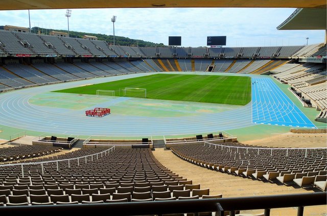 Das Olympiastadion Barcelonas befindet sich oben auf dem Berg Montjuïc. Eigentlich heißt es denn auch Estadi Olimpic Lluis Companys, wird aber wegen seiner Lage Estadi Olimpic de Montjuïc genannt.