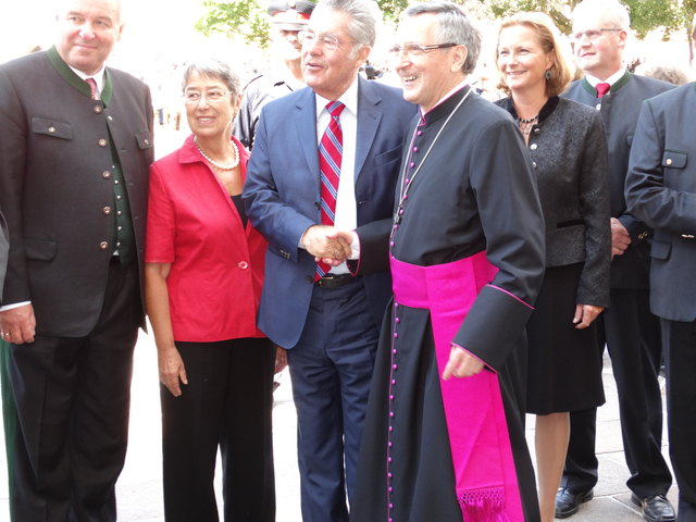 Propst Gerhard Rechberger begrüßt Bundespäsident Heinz Fischer mit Gattin Margot vor der Stiftskirche