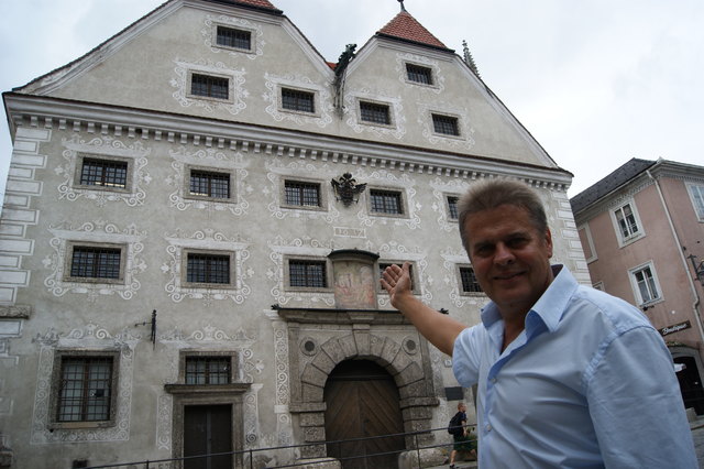 Vizebürgermeister Gunter Mayrhofer vor dem Heimatmuseum, einem der drei Standorte der geplanten Schau in Steyr.
