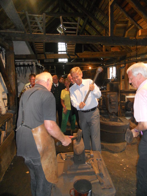 Im Gleichklang schlugen Staatssektär Dr. Reinhold Lopatka (Mitte), NR Jakob Auer (re.) und Schmied Karl Silberbauer (li.) mit dem Hammer.